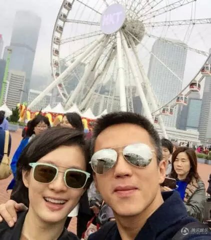 2015年4月23日，鄧超孫儷夫婦遊香港，自拍照背景裏的長龍就是該作品